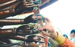 Rải tiền lẻ ở đền chùa xúc phạm thần linh