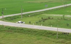 Bị dừng xe, nhóm đối tượng bỏ chạy rồi ôm vũ khí nóng cố thủ dưới cống nước