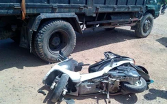 Xe máy va chạm với ô tô tải, 3 người bị thương nặng