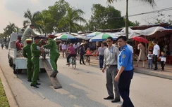 Xe ôm bị "xích" trước giờ khai hội đền Trần