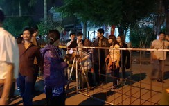 Trèo rào, chui khe vào đền Trần trước giờ khai ấn