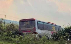 Xe khách tông xe máy, ông tử vong, cháu bị thương