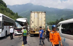 Hiện trường vụ TNGT nghiêm trọng khiến 13 khách Hàn Quốc bị thương