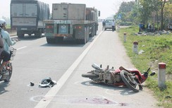 Xe đầu kéo va chạm xe máy, 1 người nguy kịch