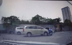 Video: Thót tim cảnh hai nữ sinh bị xe 7 chỗ đâm suýt chết