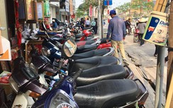 Dịch vụ trông giữ xe “chặt chém” trước cổng chùa