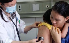 Dịch sởi lan nhanh, cảnh giác với biến chứng viêm phổi, viêm não, bội nhiễm