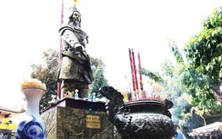 Bỏ lư hương trước tượng đài gây tranh cãi