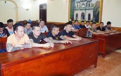 Bắt 15 đối tượng mang súng đi đánh bạc tại nhà một "quý bà"