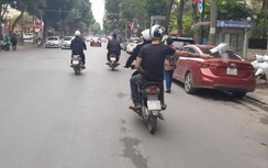 Hà Nội: Nhóm thanh niên phát tờ rơi như xả rác trên phố