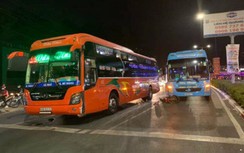 Ngã ra đường sau tai nạn, bé gái bị xe khách cán tử vong