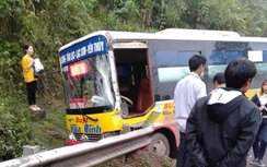 Va chạm xe container lấn làn đi ngược chiều, xe buýt suýt lao vách núi