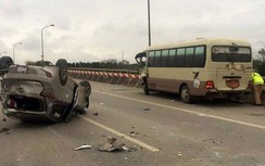 Xe khách tông taxi lật ngửa trên đường, 5 người nhập viện