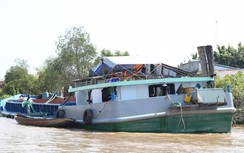 Bắt quả tang 2 đối tượng khai thác cát trái phép trên sông Hậu