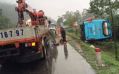 Xe khách phơi bụng bên lề đường, 20 người trên xe hú vía