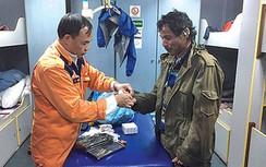 Những thày thuốc không mặc áo blouse chữa bệnh giữa biển khơi