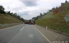 Video: Kinh hoàng xe tải siêu trường quay đầu, phóng ngược trên cao tốc