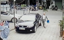 Video: Cụ ông bị camera "bóc phốt" khi có hành vi lạ với xế sang