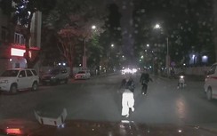 Video: Cô gái dọa lao vào ô tô khiến tài xế đứng tim