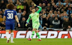 Thủ thành Chelsea bị tẩy chay vì chống lệnh thay người của HLV