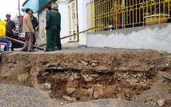 Đường bất ngờ sụt lún trước nhà, nhiều hộ dân Ninh Bình sơ tán khẩn cấp