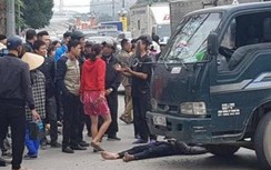 Xe máy "đấu đầu" ô tô tải, 2 người bị thương