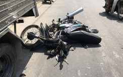 Ngã ra đường sau tai nạn, nam sinh bị xe tải cán chết
