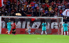 Đội bóng của Văn Lâm bị phạt vì lý do khó đỡ