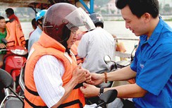 Hải Phòng: Tặng dụng cụ nổi cho hai bến đò ngang