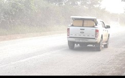 Rùng mình lưu thông trên đại lộ Thăng Long vì “ngập” vật liệu rơi vãi