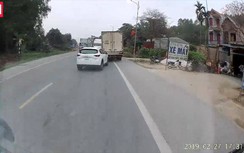 Video: Đối đầu với container, tài xế xe mazda suýt gặp họa lớn