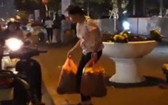 Xôn xao clip dân đổ xô vơ vét hoa trang trí sau Thượng đỉnh Mỹ - Triều