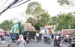TP HCM: Nhức nhối xe chở rác chạy ngang qua cổng trường