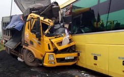 Xe tải đấu đầu xe khách, 2 tài xế bị thương nặng