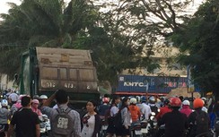 Xe rác lù lù qua cổng trường giờ cao điểm, học sinh giật mình thon thót