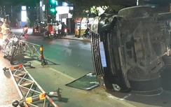 Ô tô biển số xanh phơi bụng trên đường, 2 người thoát chết