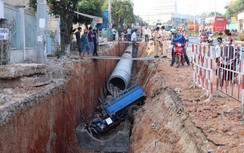 Xe ba gác tông xe máy rơi hố công trình, 2 người bị thương nặng