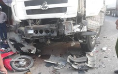 Video: Rùng mình cảnh xe tải cuốn hàng loạt xe máy vào gầm