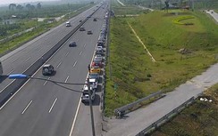 Đi lùi, bắt khách, chuyển hàng "vô tư"… trên cao tốc Hà Nội-Hải Phòng