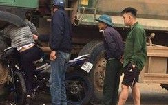 Nam thanh niên đi xe máy tông vào gầm bánh xe Howo
