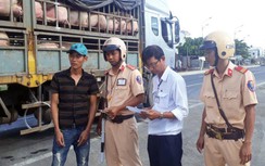 CSGT Bến Tre tham gia ngăn chặn dịch tả lợn châu Phi