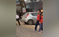 Video: Hàng chục người dân cùng nhau kéo ô tô đang bốc hỏa