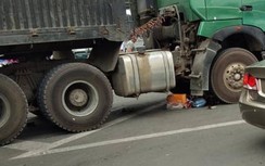 Dừng đèn đỏ, người phụ nữ bị xe tải ủi vào gầm