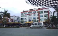 Video: Xe ô tô 16 chỗ húc bay người phụ nữ