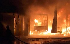 Bà hỏa ghé thăm ga ra lốp ô tô, 6 người hốt hoảng thoát thân trong đêm