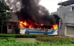 Xe chở công nhân cháy ngùn ngụt sau tiếng nổ lớn, tài xế phá cửa thoát thân