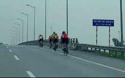 Nguy hiểm đoàn đua xe đạp vào cao tốc