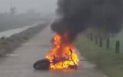 Xe đạp điện bốc cháy dữ dội trên đường, cô gái bỏ của chạy lấy người