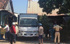 Video: Hãi hùng xe tải tông sập nhà dân