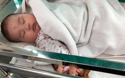 Xót lòng bé gái 3 tháng tuổi bị bỏ rơi ở bệnh viện ngày 8/3